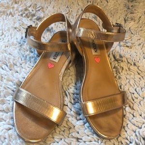 Steve Madden sandals in Rose Gold size 1